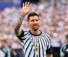 Leo Messi saludando a los argentinos en el estadio Kansas City.