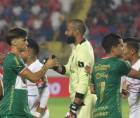 Farioli del Marathón se saluda con el portero Edrick Menjívar de Olimpia.