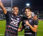 El colombiano Yairo Moreno celebrando su gol junto al argentino Farioli.