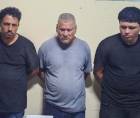 Los sospechosos fueron capturados con 14 paquetes de presunta droga, dos pistolas y dos vehículos, informó la DNPA.