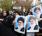 Un grupo de manifestantes prorégimen en Irán muestra unas fotos del líder supremo, el ayatolá Alí Jamenei, durante el funeral celebrado por los policías muertos durante las manifestaciones de protesta contra el régimen.