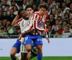 Vinicius recibe la marca de dos jugadores del Atlético de Madrid.
