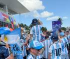 Fiesta montada por los argentinos en Miami en las afueras del estadio.