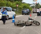 Las autoridades realizan las diligencias correspondientes tras el accidente de tránsito en el bulevar Mackey de San Pedro Sula, donde murió el joven José Miguel Figueroa, de 19 años.