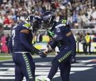 El linebacker de los Seattle Seahawks, Uchenna Nwosu (I), reacciona con su compañero safety de los Seattle Seahawks, Nick Emmanwori (D), después de anotar un touchdown.
