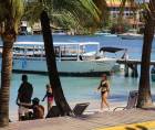 Las autoridades le apuestan al turismo interno durante la Semana Morazánica. En la foto, visitantes disfrutan de las apacibles aguas cristalinas de Roatán.