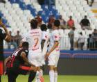 Jugadores del Olimpia celebrando el gol que abrió el marcador ante Independiente.