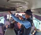Como parte de los operativos, los agentes de la Policía Nacional también abordan las unidades del transporte público para realizar inspecciones preventivas, verificar la identidad de pasajeros.
