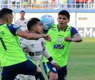 Michaell Chirinos se retiró lesionado en el segundo tiempo del duelo Olancho vs Olimpia .
