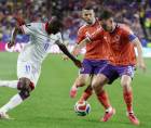El haitiano Louicius Deedson intenta superar la marca del escocés Andy Robertson.
