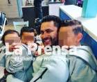 Kilver Pérez en una foto con sus tres hijos, en su intento por reencontrarse con ellos, murió en un accidente vial en México.