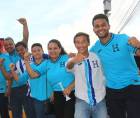 Aficionados hondureños en las afueras del estadio Nacional.