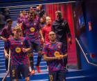 Momento de la salida de los jugadores del Barcelona al césped del Spotify Camp Nou.