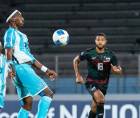 Bryan Róchez de la selección de Honduras controla el balón.