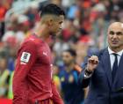 El portero Unai Simón de España se queda con el balón ante el acecho de Cristiano Ronaldo.