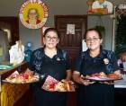 El pollo con tajadas es más que un platillo típico: representa una tradición profundamente arraigada en la identidad gastronómica de San Pedro Sula. Desde hace una década, las hermanas Leda y Karla Calderón deleitan a los sampedranos con su pollo frito y una variada oferta en Pollos La Abuela, ubicado en la colonia San Carlos de Sula 1, 27 calle.