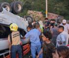 Un trágico accidente de tránsito se registró este domingo en la carretera CA-4, a la altura del municipio de Quimistán, en el departamento de Santa Bárbara, donde una rastra y un autobús tipo “coaster” colisionaron de manera frontal, dejando una escena de dolor y desesperación entre quienes presenciaron el hecho.