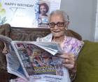 Petrona Cruz Bardales, de cien años, lee un ejemplar de Diario LA PRENSA.