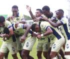 Los jugadores del Motagua celebrando con Aarón Barrios su gol contra el Platense.