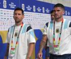 Messi al momento de la llegada al estadio junto a su compañero y amigo Rodrigo De Paul.