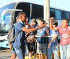 Momento de la llegada de los jugadores del Motagua al estadio Nacional.