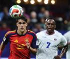 Pau Cubarsi de España disputa el balón con Jovane Cabral de Cabo Verde.