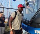 Yustin Arboleda del Olimpia al momento de bajarse del autobús para ingresar al estadio Nacional.