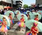 Un creativo cuadro coreográfico de pequeñas estudiantes presenta una rutina con paraguas de colores claros, aportando originalidad y vistosidad al desfile patrio. Fotografías de Yoseph Amaya y Moisés Valenzuela.