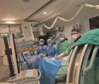 El equipo de neurointervención del hospital Mario Rivas practica una trombectomía mecánica.
