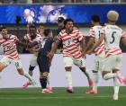 Christian Pulicisc y Weston McKennie festejan el autogol de Paraguay con el que Estados Unidos se adelantó.