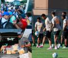 Así fue el penúltimo entrenamiento de la Selección de Honduras en Houston antes del partido amistoso contra Argentina. Ambientazo con aficionados, regalos, pan de coco, gifiti y famoso youtuber sorprendió.