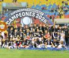 Los futbolistas de Olimpia celebran un nuevo título tras imponerse en el clásico hondureño. El León inicia la temporada con gloria.