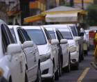 En las calles de las grandes ciudades, como San Pedro Sula y Tegucigalpa, circulan menos taxis blancos numerados, debido a que muchos usuarios prefieren el servicio por plataformas digitales, también por el surgiemiento de oferentes de este transporte de manera ilegal.
