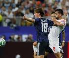 Nico Paz de Argentina disputa el balón con el volante Noor Alrawabdeh de Jordania.