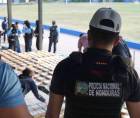 Las autoridades de Honduras decomisaron un cargamento de 648 kilos de cocaína hallados ocultos en una zona de manglares durante un operativo antidrogas, informó este viernes el ministro de Seguridad, Gerzon Velásquez.
