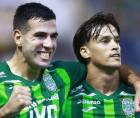 El argentino Nicolás Messiniti celebrando uno de sus goles con el volante Brian Farioli.