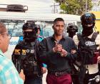 Carlos Mencías Molina, alias Gato Negro, fue capturado el martes durante un operativo policial ejecutado en la colonia San Judas de La Ceiba. Es señalado por las autoridades como uno de los presuntos implicados en la masacre ocurrida el pasado 21 de mayo en la finca Paso Aguán, sector de Rigores, en el departamento de Colón, donde 20 personas perdieron la vida.