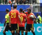 El árbitro Darío Herrera expulsado al belga Nathan Ngoy en el duelo contra Irán.