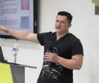 El doctor Gerson Romero, microbiólogo de la Región Sanitaria de Cortés expone situación epidemiológica y abordaje de casos en centros de salud.
