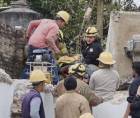 Compañeros de trabajo y unidades de emergencia sacaron el cuerpo de Antonio Contreras de los escombros.