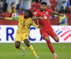 Caleb Yirenkyi de Ghana disputan el balón con Andrés Andrade de Panamá.