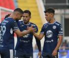 Jugadores del Motagua celebrando uno de los cinco goles que le propinaron al CD Choloma en el juego realizado en el estadio Nacional.