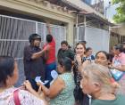 Vecinos del barrio Cabañas, en San Pedro Sula, acudieron el 16 de febrero de 2026 a una vivienda particular tras una convocatoria viral que prometía el supuesto regreso del Bono 10,000, desmentido previamente por LA PRENSA Verifica.