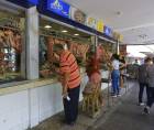 Los consumidores sampedranos aseguran que el aumento en los precios de los alimentos y otros gastos cotidianos ha reducido el poder adquisitivo de las familias y obligado a ajustar el presupuesto semanal.
