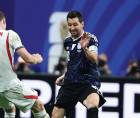 Leo Messi de Argentina en la disputa del balón con el centrocampista inglés Elliot Anderson-.