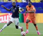 Enner Valencia de Ecuador y Yan Diomande de Costa de Marfil pelean por el balón en el partido del Mundial 2026.