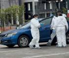 El vehículo permaneció estacionado durante varias horas hasta que trabajadores del sector alertaron a las autoridades tras observar sangre en su interior.