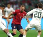 Vladimir Coufal de Chequia disputa el balón con los mexicanos Luis Romo y Mateo Chávez.