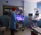Bebés son atendidos en la sala de neonatología del hospital Mario Catarino Rivas.