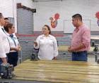 La ministra de Educación, Iveth Argueta, y el director departamental de Educación de Cortés, Rafael Rodríguez, realizaron un recorrido por las instalaciones del Instituto Primero de Mayo durante su visita al centro educativo.